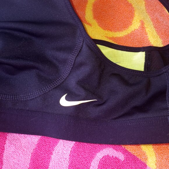 Classic black Nike sports bra - Picture 5 of 11